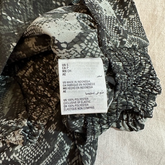 Beautiful surplus top. Fun and trendy! - Picture 7 of 7